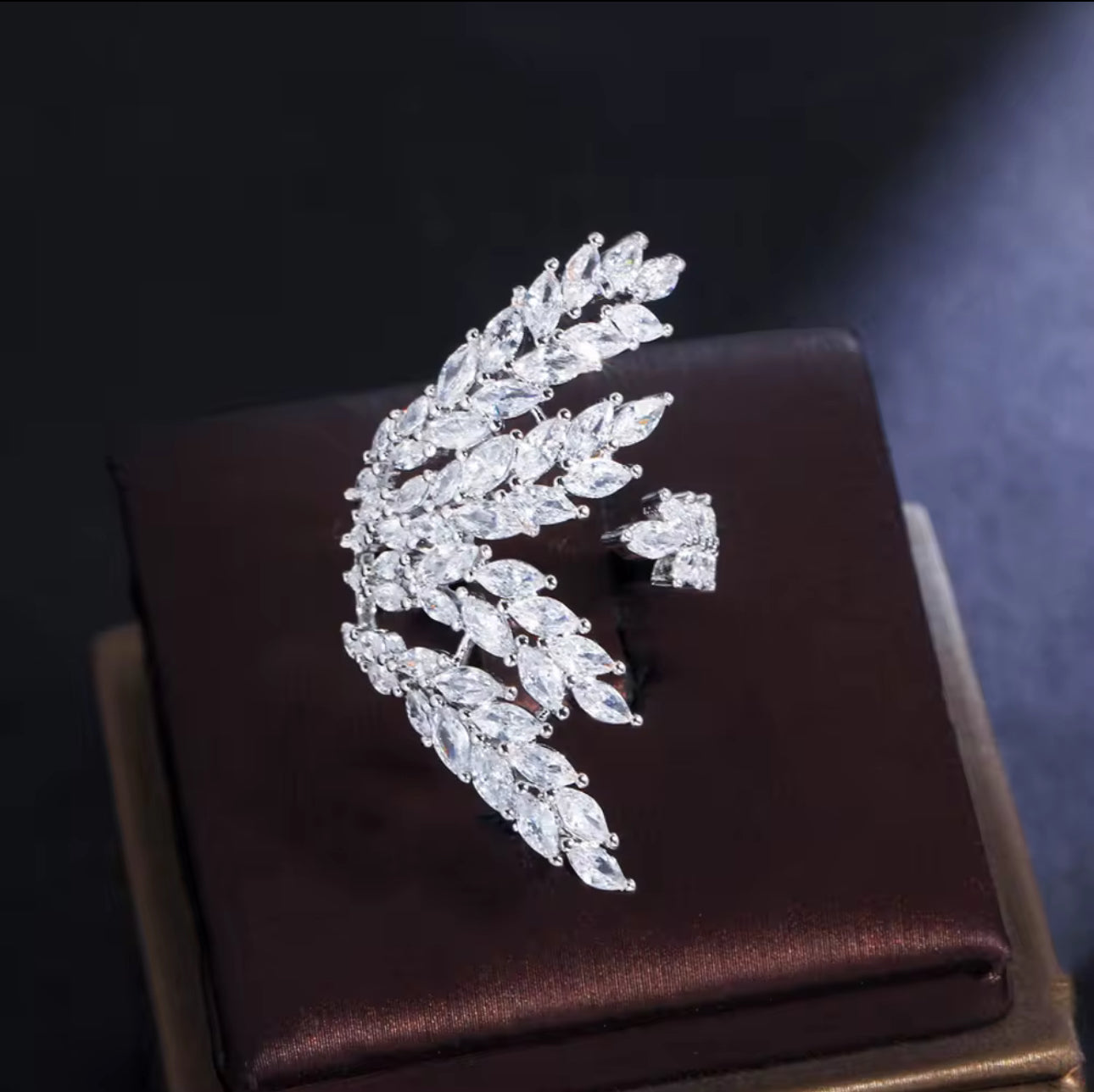 葉形立方鋯石可調戒指 - 金色/銀色雙色可選 (Anillos)