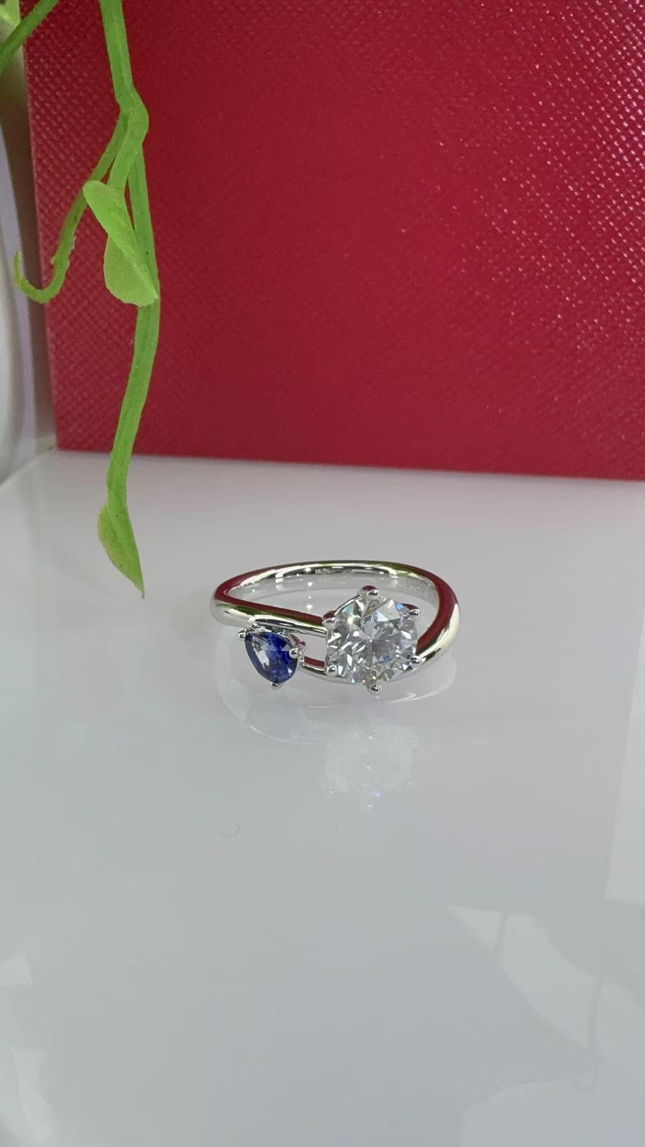 18K 金培育鑽石 1.05ct + 天然皇家藍寶石 0.29ct - 天使與貴族配搭