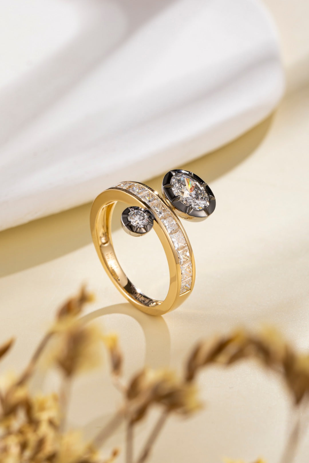 14K 金培育鑽石戒指 - 0.74ct 主石配 1.27ct 副石 (14 號)