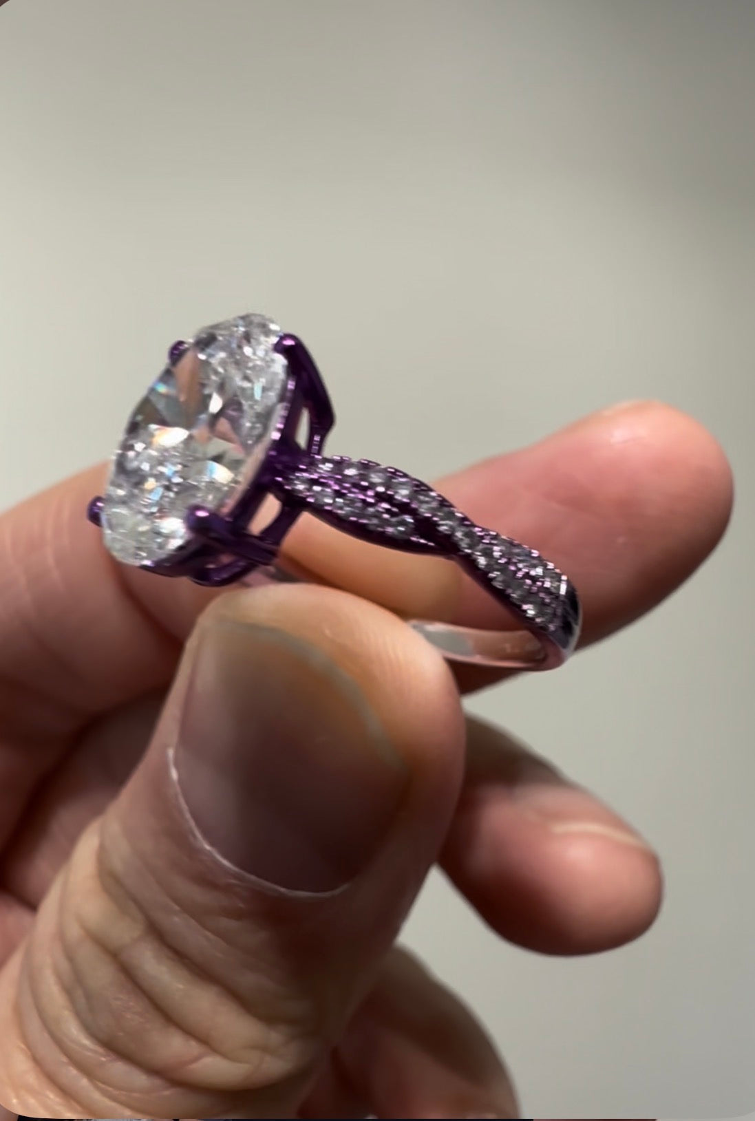 9K 3.08卡紫色電彩金欖型鑽石戒指￼