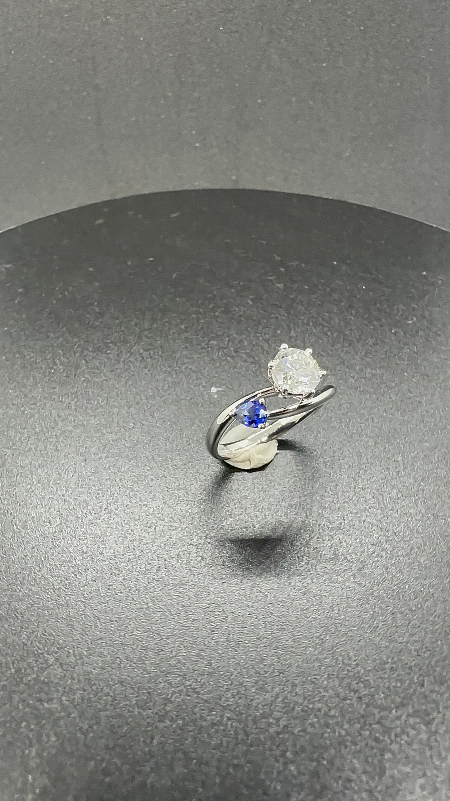 18K 金培育鑽石 1.05ct + 天然皇家藍寶石 0.29ct - 天使與貴族配搭