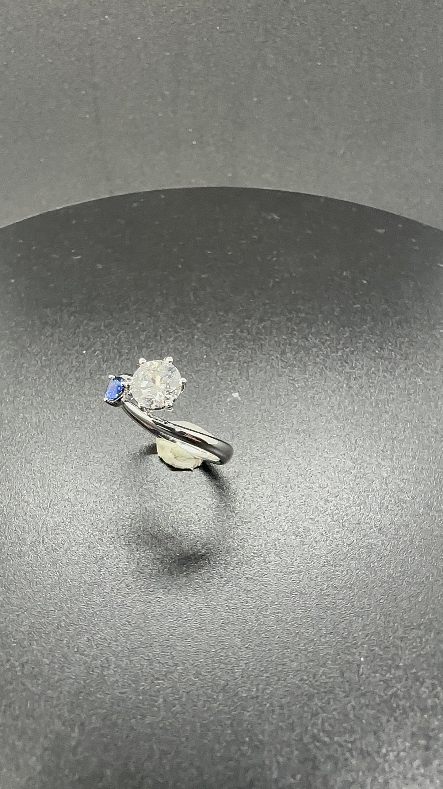 18K 金培育鑽石 1.05ct + 天然皇家藍寶石 0.29ct - 天使與貴族配搭