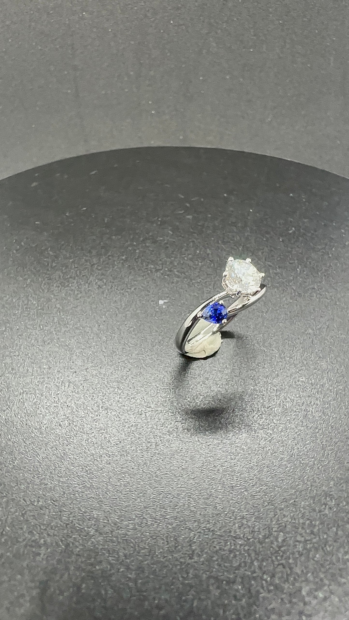 18K 金培育鑽石 1.05ct + 天然皇家藍寶石 0.29ct - 天使與貴族配搭