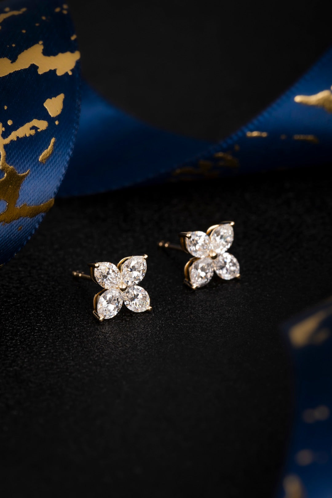 14K 黃金培育鑽石耳釘 1.16ct - 8 顆副石奢華款 (ZBE0186)